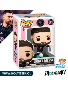 Lionel Messi, con la camiseta de visitante del Inter Miami. Messi está de pie sobre una base.