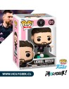 Lionel Messi, con la camiseta de visitante del Inter Miami. Messi está de pie sobre una base.