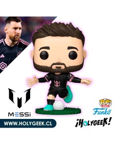 Lionel Messi, con la camiseta de visitante del Inter Miami. Messi está de pie sobre una base. 2
