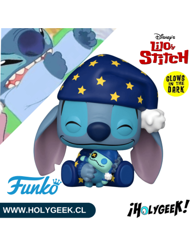 Primer plano de la figura de vinilo de Stitch con su gorro de dormir estrellado y su peluche
