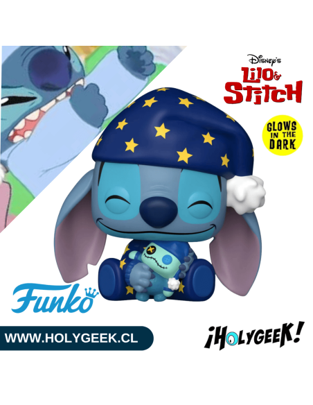Primer plano de la figura de vinilo de Stitch con su gorro de dormir estrellado y su peluche