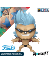Franky mostrando los detalles de su diseño cibernético, postura y vestimenta característica