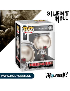 enfermera de Silent Hill mostrando los detalles de la bata, el arma y la máscara característica. 2