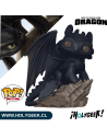 Toothless mostrando los detalles de sus escamas, alas desplegadas y la textura de la roca.
